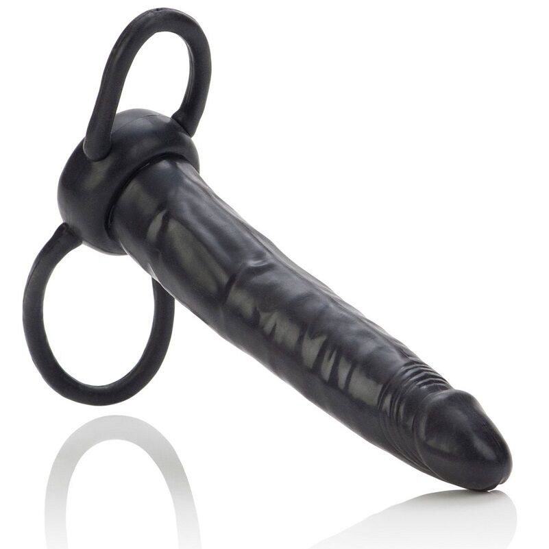 Imagen que nos facilita CALEXOTICS de su producto erótico CALEXOTICS - ACCOMODATOR ARNÉS PARA DOBLE PENETRACIÓN NEGRO para nuestra categoría "JUGUETES BIENESTAR |Juguetes para Hombres|Accesorios para el pene|Extensor pene con Arnés".