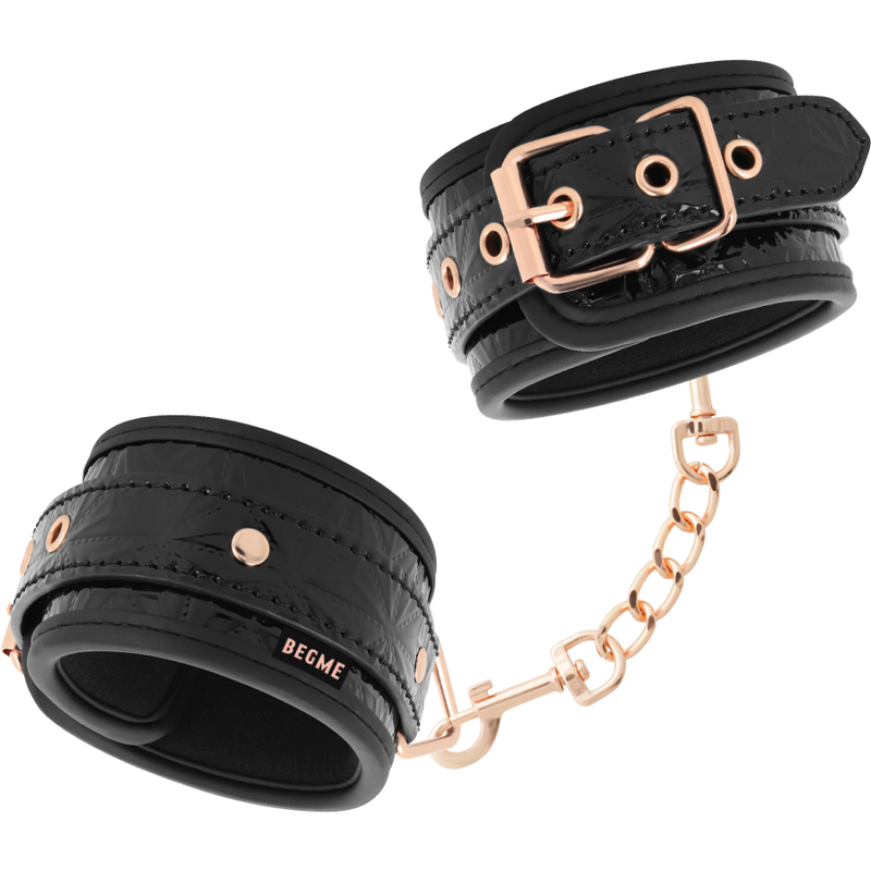 Imagen que nos facilita BEGME BLACK EDITION de su producto erótico BEGME - BLACK EDITION ESPOSAS PARA TOBILLOS CON FORRO DE NEOPRENO para nuestra categoría "BDSM & BONDAGE |Bondage|Esposas".