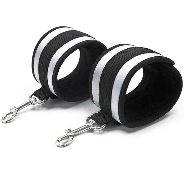 Imagen que nos facilita OHMAMA FETISH de su producto erótico OHMAMA FETISH - ESPOSAS MUÑECAS GRIS para nuestra categoría "BDSM & BONDAGE |Bondage|Esposas".