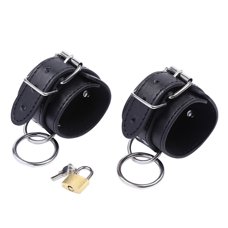 Imagen que nos facilita OHMAMA FETISH de su producto erótico OHMAMA FETISH - RESTRICCIONES MUÑECAS CON ANILLAS para nuestra categoría "BDSM & BONDAGE |Bondage|Esposas".