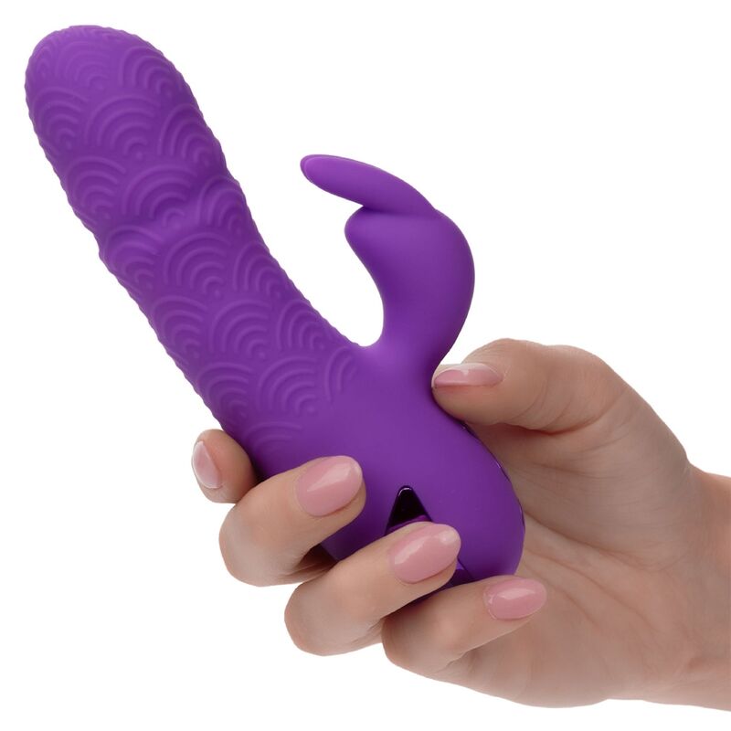 Imagen que nos facilita CALEXOTICS de su producto erótico CALEXOTICS - MANHATTAN BEACH MARVEL VIBRADOR RABBIT MORADO BY CALIFORNIA DREAMING para nuestra categoría "JUGUETES BIENESTAR |Vibradores|Vibradores Rabbit".