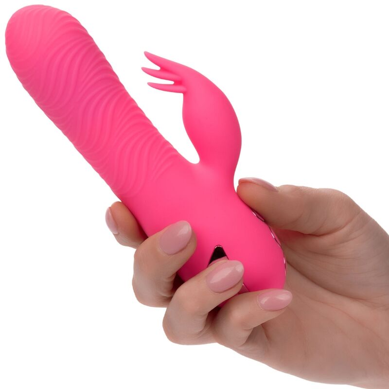 Imagen que nos facilita CALEXOTICS de su producto erótico CALEXOTICS - SACRAMENTO SWEETIE VIBRADOR RABBIT ROSA BY CALIFORNIA DREAMING para nuestra categoría "JUGUETES BIENESTAR |Vibradores|Vibradores Rabbit".