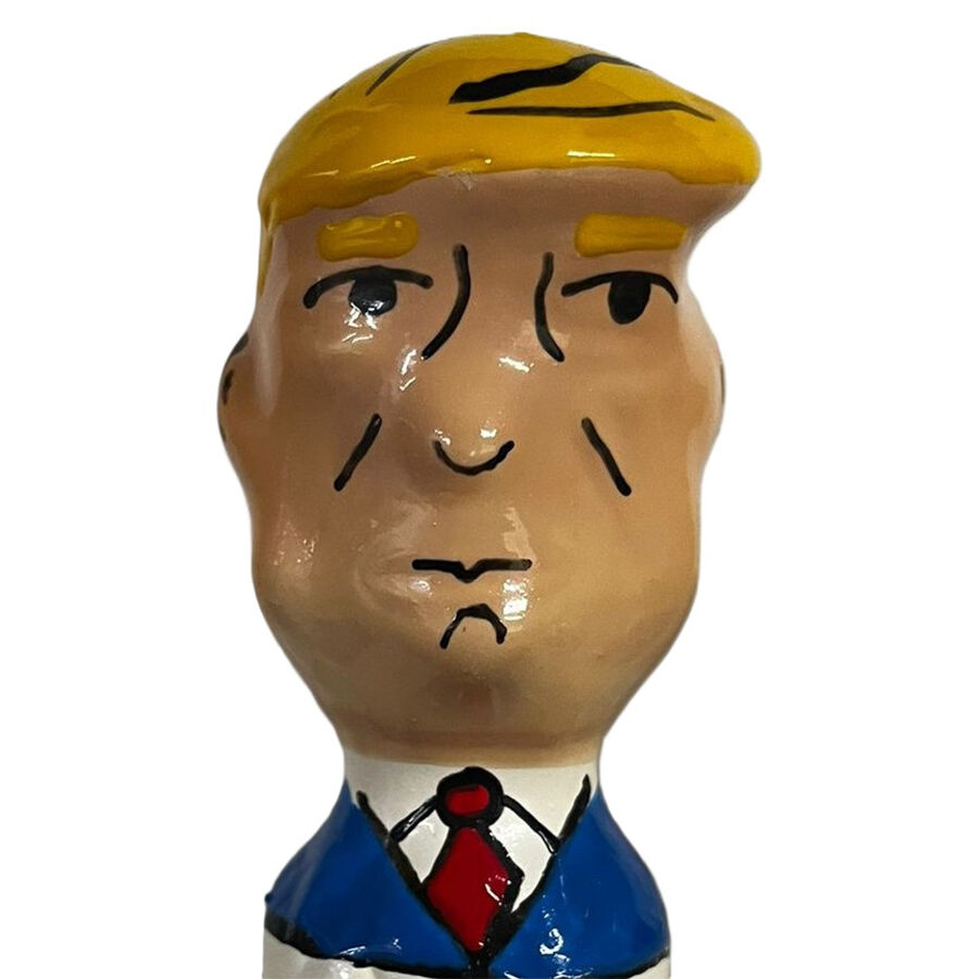 Imagen que nos facilita CONDOMERIE de su producto erótico CONDOMERIE - PRESERVATIVO DECORATIVO PINTADO A MANO TRUMP GRUÑÓN XL para nuestra categoría "PRESERVATIVOS |Preservativos Divertidos".