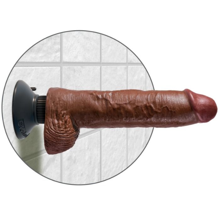 La marca KING COCK nos facilita esta imagen de su producto KING COCK - DILDO VIBRADOR CON TESTÍCULOS 25.5 CM COLOR MARRÓN para nuestro catálogo.