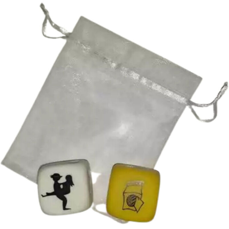 La marca DIABLO PICANTE nos facilita esta imagen de su producto DIABLO PICANTE - 2 DADOS KAMASUTRA PAREJAS POSTURA + LUGAR para nuestro catálogo.