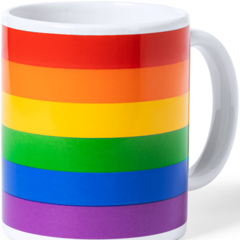 La marca PRIDE nos facilita esta imagen de su producto PRIDE - TAZA CON LA BANDERA LGBT EN CAJA INDIVIDUAL KRAFT /es/pt/en/fr/it/ para nuestro catálogo.