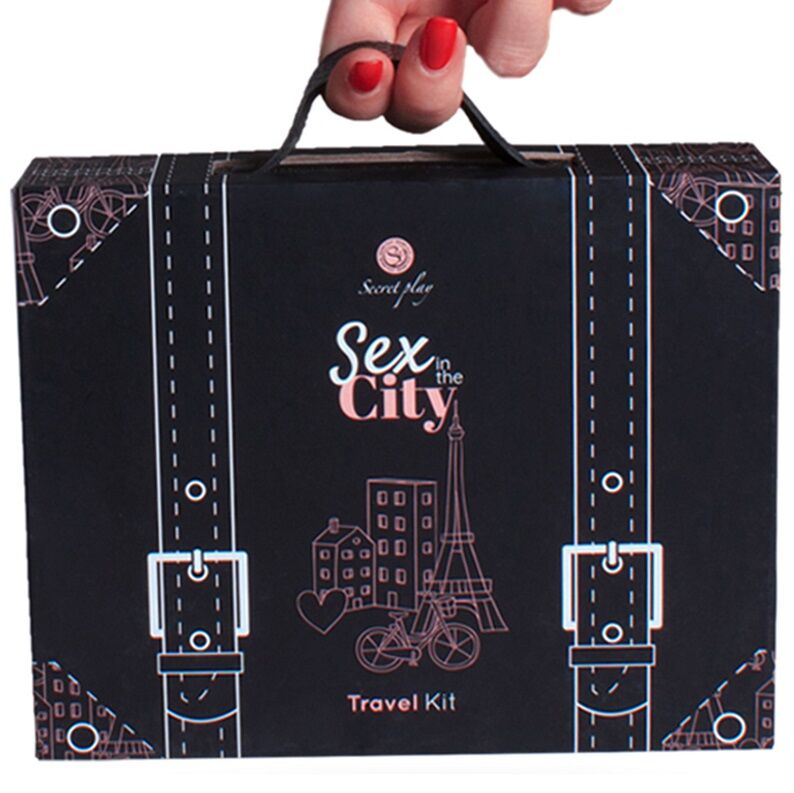 La marca SECRETPLAY 100% GAMES nos facilita esta imagen de su producto SECRETPLAY - SEX IN THE CITY TRAVEL KIT (ES/EN/DE/FR/NL/PT) para nuestro catálogo.