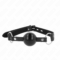 La marca KINK COLLAR & GAG nos facilita esta imagen de su producto KINK - MORDAZA DE BOLA 4 CM TPE CON CANDADO NEGRO 60 x 2 CM para nuestro catálogo.
