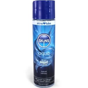 La marca SKINS nos facilita esta imagen de su producto SKINS - AQUA LUBRICANTE BASE DE AGUA 250 ML para nuestro catálogo.