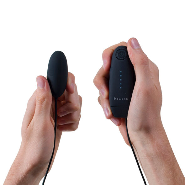 La marca B SWISH nos facilita esta imagen de su producto B SWISH - BNAUGHTY CLASSIC VIBRATING BULLET NEGRO para nuestro catálogo.